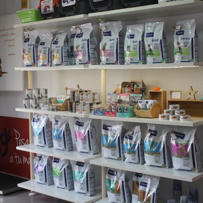 Estantería con productos para mascotas