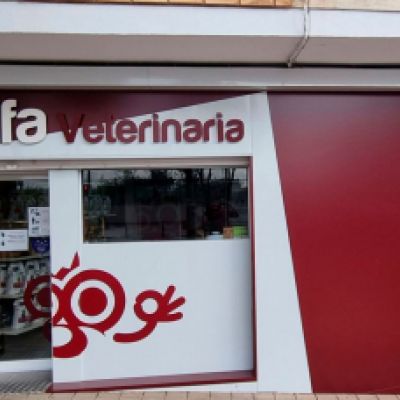 Fachada roja de la clínica veterinaria