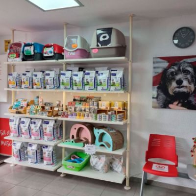 Expositor con productos para mascotas