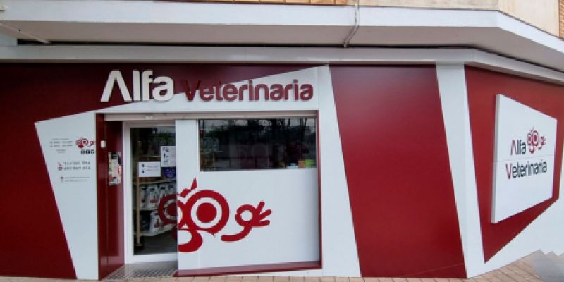 Fachada roja de la clínica veterinaria