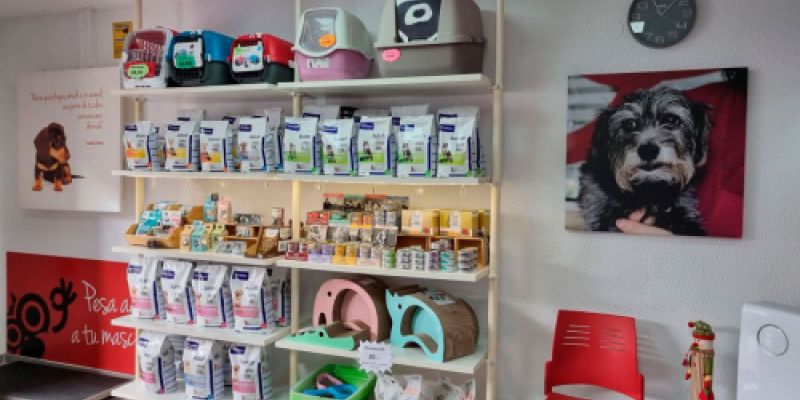 Expositor con productos para mascotas Expositor con productos para mascotas