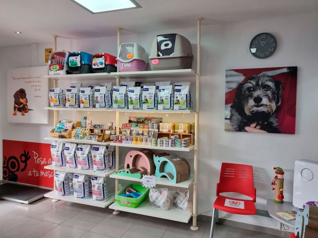 Expositor con productos para mascotas