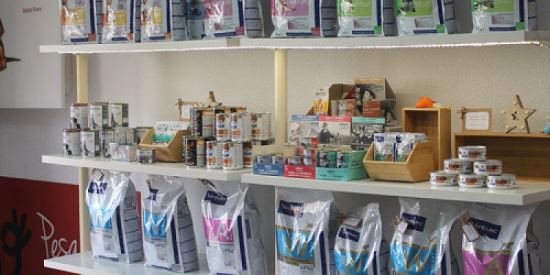 Estantería con productos para mascotas Estantería con productos para mascotas