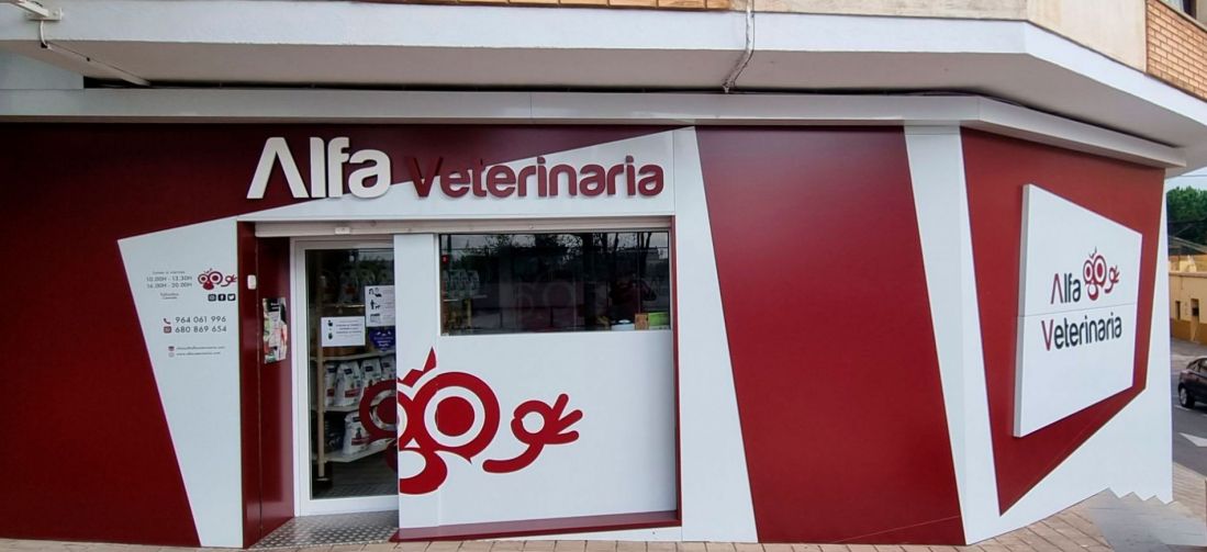 Fachada roja de la clínica veterinaria